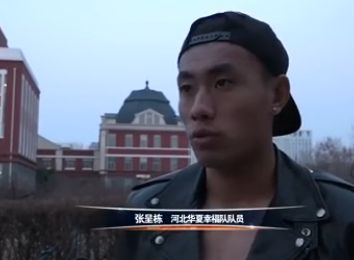 李晓芬听到这话，嗯了一声，说：那我们就在酒店门口等你吧，我们都到半天了。